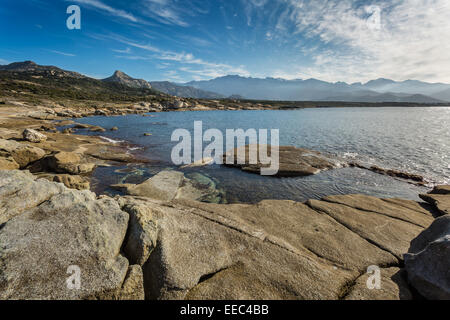 Le littoral et les montagnes de Punta Caldanu près de Lumio en Balagne Corse Banque D'Images