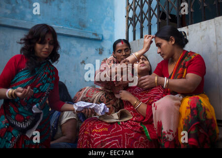 Dhaka, Bangladesh. 15 Jan, 2015. Les dévots hindous prier la prière 'frère' ou 'buro buri puja' obtenir la libération de la maladie pendant l'hiver dans le Vieux Montréal. Zakir Hossain Chowdhury Crédit : zakir/Alamy Live News Banque D'Images