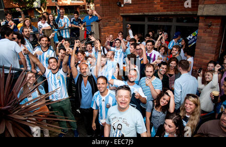 Les fans de football argentin se préparer pour regarder la finale de la Coupe du Monde FIFA 2014 au pub de l'Argentine, Moo, sur le London Vauxhall Bridge Road, à Pimlico avec : Atmosphère Argentine,fans,Argentine,des fans fans argentins où : London, Royaume-Uni Quand : 13 Oct Banque D'Images