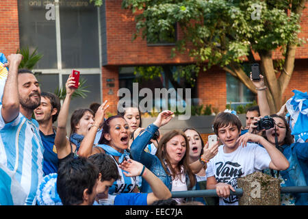 Les fans de football argentin se préparer pour regarder la finale de la Coupe du Monde FIFA 2014 au pub de l'Argentine, Moo, sur le London Vauxhall Bridge Road, à Pimlico avec : Atmosphère Argentine,fans,Argentine,des fans fans argentins où : London, Royaume-Uni Quand : 13 Oct Banque D'Images