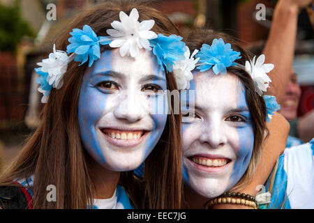 Les fans de football argentin se préparer pour regarder la finale de la Coupe du Monde FIFA 2014 au pub de l'Argentine, Moo, sur le London Vauxhall Bridge Road, à Pimlico avec : Atmosphère Argentine,fans,Argentine,des fans fans argentins où : London, Royaume-Uni Quand : 13 Oct Banque D'Images