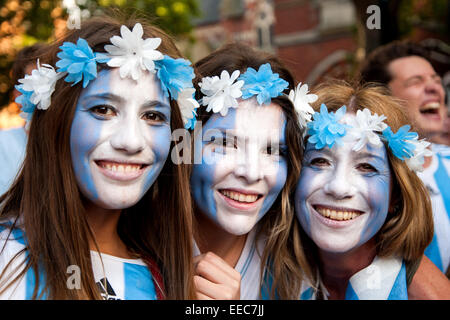 Les fans de football argentin se préparer pour regarder la finale de la Coupe du Monde FIFA 2014 au pub de l'Argentine, Moo, sur le London Vauxhall Bridge Road, à Pimlico avec : Atmosphère Argentine,fans,Argentine,des fans fans argentins où : London, Royaume-Uni Quand : 13 Oct Banque D'Images