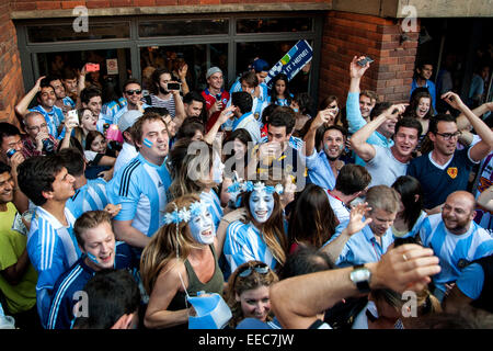 Les fans de football argentin se préparer pour regarder la finale de la Coupe du Monde FIFA 2014 au pub de l'Argentine, Moo, sur le London Vauxhall Bridge Road, à Pimlico avec : Atmosphère Argentine,fans,Argentine,des fans fans argentins où : London, Royaume-Uni Quand : 13 Oct Banque D'Images