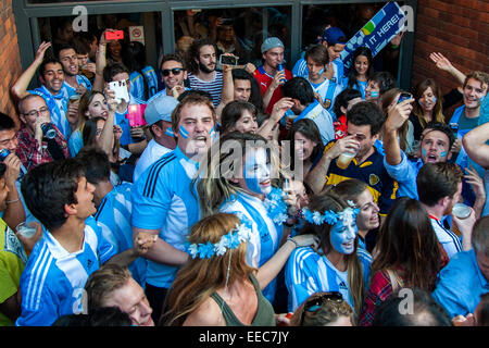 Les fans de football argentin se préparer pour regarder la finale de la Coupe du Monde FIFA 2014 au pub de l'Argentine, Moo, sur le London Vauxhall Bridge Road, à Pimlico avec : Atmosphère Argentine,fans,Argentine,des fans fans argentins où : London, Royaume-Uni Quand : 13 Oct Banque D'Images