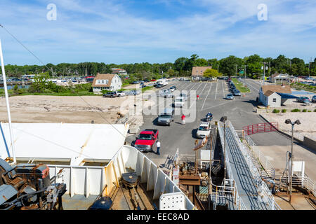 L'embarquement des véhicules Cross Sound Ferry dans le port en Orient, Long Island, NY, USA Banque D'Images
