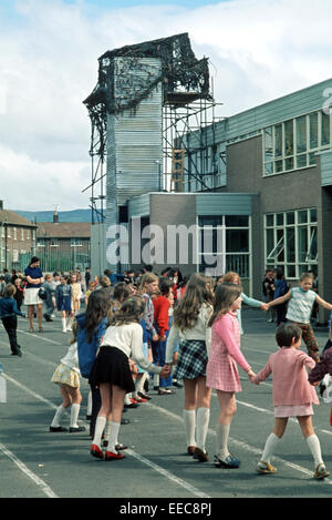 BELFAST, EN IRLANDE DU NORD - juin 1972. Black Mountain utilisé comme une armée britannique Rechercher sur le poste de l'Ouest nationaliste de Belfast, en Irlande du Nord. Banque D'Images
