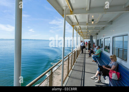 Les passagers sur le pont du ferry Cross Sound entre Orient, Long Island, New York et Londres, CT, USA Banque D'Images