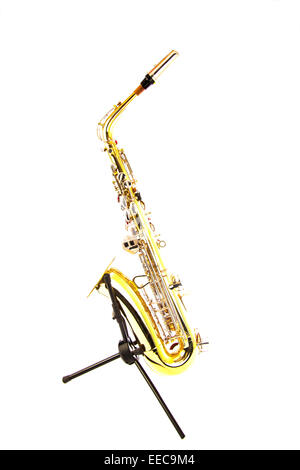 Saxophone instrument de cuivre sur le support côté touches musicales sur cut out copie espace fond blanc saxaphone Banque D'Images