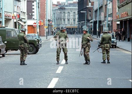 BELFAST, EN IRLANDE DU NORD - mai 1972. Les soldats de l'armée britannique dans le centre-ville de Belfast durant les troubles, l'Irlande du Nord. Banque D'Images