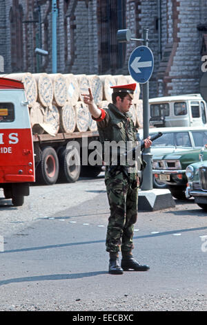 BELFAST, EN IRLANDE DU NORD - mai 1972. La Police militaire royale dans le centre-ville de Belfast durant les troubles, l'Irlande du Nord. Banque D'Images