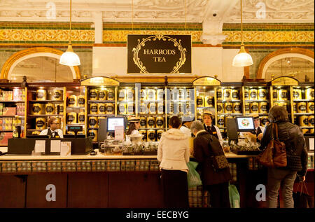 Clients au comptoir de thé, de l'intérieur du magasin Harrods, Knightsbridge, Londres UK Banque D'Images