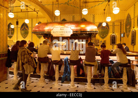 Les personnes mangeant à la rôtisserie, Harrods Knightsbridge Londres ; le ministère de l'intérieur, de l'UK Banque D'Images