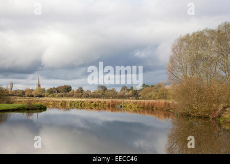 La flèche de l'église Saint-Laurent à Lechlade on Thames reflète dans la Tamise, Gloucestershire, England, UK Banque D'Images