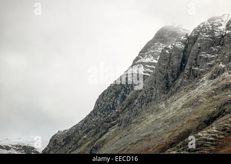 Tacheté de neige Langdale Pikes dans le Lake District, Cumbria Banque D'Images