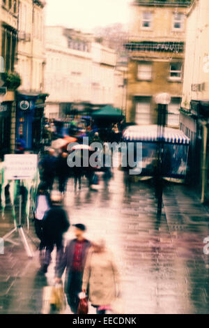 Rue commerçante animée à Bath, Royaume-Uni sur un samedi après-midi pluvieux Banque D'Images