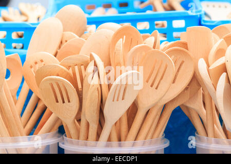 Un ensemble de cuisine en bois cuillères en récipients en plastique Banque D'Images