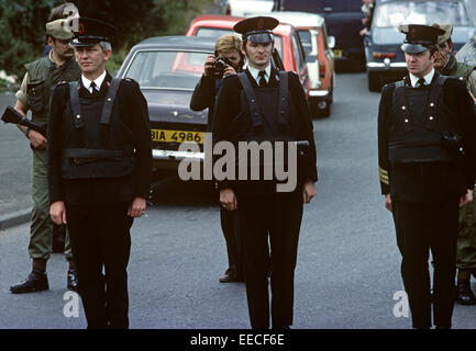 BELFAST, EN IRLANDE DU NORD - août 1976. Royal Ulster Constabulary (RUC, et l'Armée britannique en poste à l'enterrement de la famille Maguire 3 enfants tués par une voiture conduite par un bénévole IRA Danny Lennon labourées en eux après avoir été tué par l'armée britannique...la protestation contre ces meurtres a lancé le premier processus de paix en Irlande du Nord. Banque D'Images