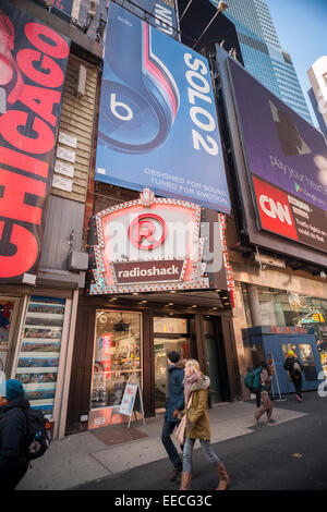 New York, USA. 15 Jan, 2015. RadioShack un magasin à New York, le jeudi, 15 janvier 2015. La lutte du détaillant d'électronique serait en faillite de truffer le mois prochain. La société a affiché des pertes pour les 11 derniers trimestres et est à court d'argent pour ses activités quotidiennes. Elle emploie 24 000 personnes. (© Richard B. Levine) Crédit : Richard Levine/Alamy Live News Banque D'Images