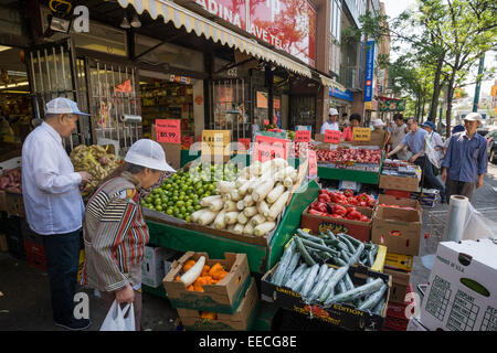 L'achat de produits dans les marchés de Chinatown. Toronto, Canada. Banque D'Images