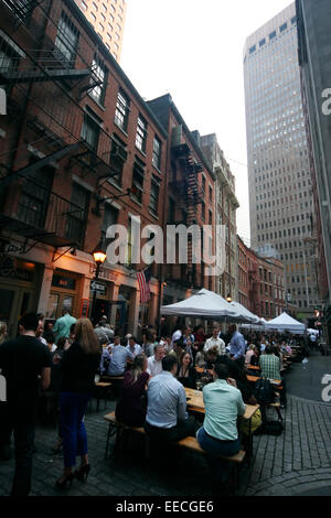 Les gens assis à un restaurant en plein air à Pearl Street le Vendredi, le Lower Manhattan, New York City Banque D'Images