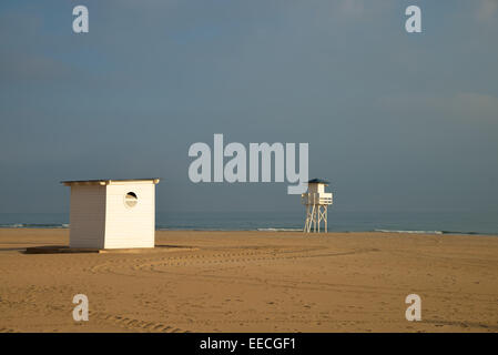 Petite cabane de plage et lifguard tower sur une plage de sable fin Banque D'Images