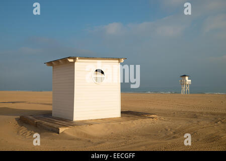 Petite cabane de plage et lifguard tower sur une plage de sable fin Banque D'Images