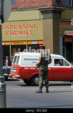 BELFAST, EN IRLANDE DU NORD - mai 1972. La Police militaire royale dans le centre-ville de Belfast durant les troubles, l'Irlande du Nord. Banque D'Images