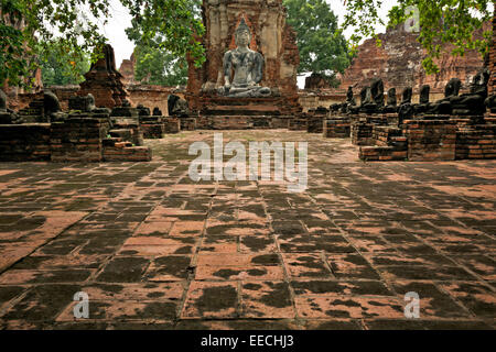 Thaïlande - partiellement restauré, ancien Bouddha à Wat Phra Mahathat au parc historique d'Ayutthaya, ancienne capitale. Banque D'Images