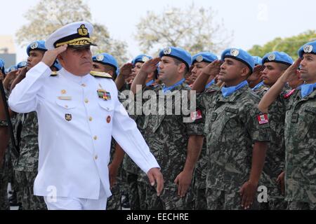 San Borja, le Pérou. 15 Jan, 2015. Le chef du Commandement des Forces armées du Pérou, l'amiral Jorge Moscoso (avant), examine les membres de 'Pérou' entreprise au cours d'une cérémonie d'adieux du 24e contingent de casques bleus qui se rendra en Haïti pour soutenir l'Organisation des Nations Unies (ONU) de maintien de la paix, au Siège de l'Armée du Pérou, dans le district de San Borja, Lima, Pérou, du ministère le 15 janvier 2015. © Luis Camacho/Xinhua/Alamy Live News Banque D'Images