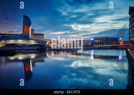 Lowry Outlet à Media City dans la région de Salford Quays, l'Imperial War Museum North par l'architecte Daniel Libeskind : Banque D'Images