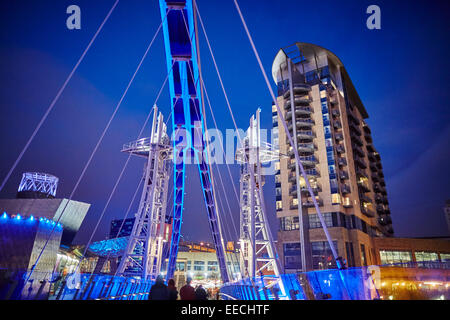 Media City à Salford Quays, le pont levant de Salford Quays Salford Quays ou passerelle du millénaire. Banque D'Images