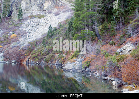 Château Lake est un lac glaciaire (cirque lake ou tarn) situé dans le nord de la Californie le long de la bordure est de Klamath Mountains Banque D'Images