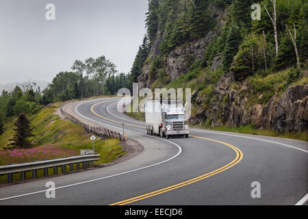 La route sinueuse au nord du lac Supérieur. Banque D'Images