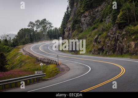 La route sinueuse au nord du lac Supérieur. Banque D'Images