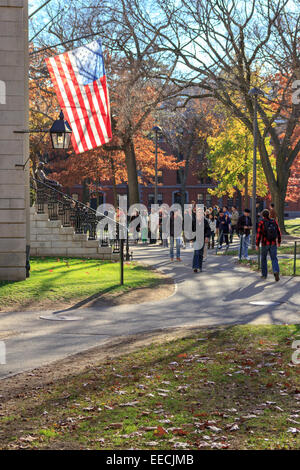 Les touristes et les étudiants de l'John Harvard statue d'une belle journée d'automne dans la région de Harvard Yard, Cambridge, MA, USA. Banque D'Images