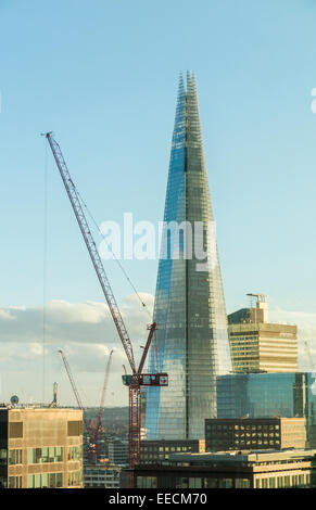 Le fragment d'un gratte-ciel en face de grue à tour, 32 London Bridge Street, London SE1 9SG, avec ciel bleu Banque D'Images
