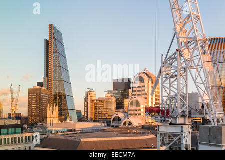 Vue sur Cheesegrater, 122 Leadenhall Street, City of London EC3, le bâtiment de la Lloyds et 20 Gracechurch Street à la lumière de l'après-midi, d'une grue en premier plan Banque D'Images