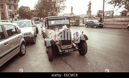 Vintage Car sur le stret de Rome, Italie Banque D'Images