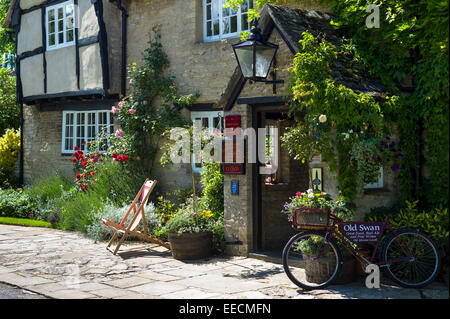 L'Old Swan Hotel et chambre en public dans les Cotswolds Minster Lovell, Oxfordshire, UK Banque D'Images