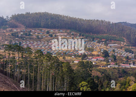 BULEMBU, SWAZILAND, AFRIQUE - logement des travailleurs dans l'ancienne ville minière de l'amiante, aujourd'hui en grande partie inoccupée. Banque D'Images