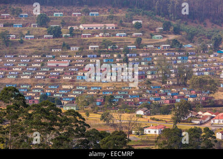 BULEMBU, SWAZILAND, AFRIQUE - logement des travailleurs dans l'ancienne ville minière de l'amiante, aujourd'hui en grande partie inoccupée. Banque D'Images