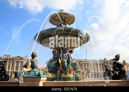 Dans la célèbre fontaine de la Place de la Concorde, Paris, France. Banque D'Images