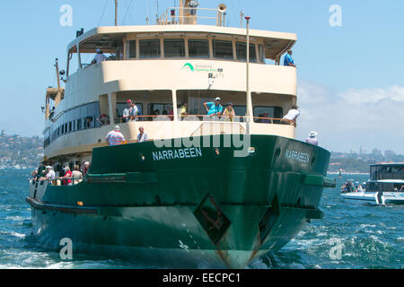 Sydney ferry MV Narrabeen transportant des passagers pendant le début de la course de yacht Sydney à hobart sur le port de Sydney, Nouvelle-Galles du Sud, Australie Banque D'Images