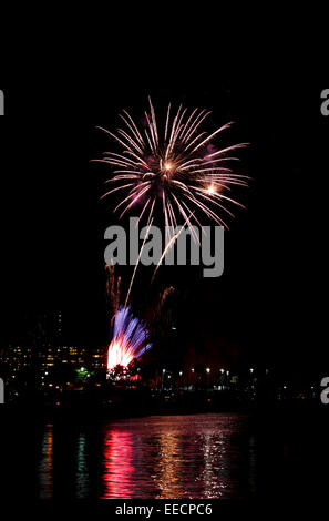 Honolulu, Hawaii, USA. Dec 26, 2014. Beau feu d'artifice au-dessus de l'océan à Waikiki, Honolulu, Oahu, Hawaii. Banque D'Images