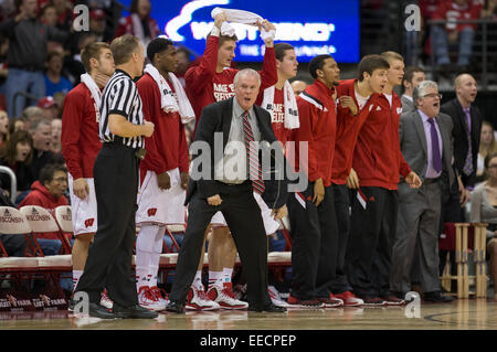 15 janvier 2015 : Wisconsin coach Bo Ryan réagit à un appel au cours du jeu de basket-ball de NCAA entre le Wisconsin Badgers et Nebraska Cornhuskers au Kohl Center à Madison, WI. Le Wisconsin a battu Minnesota 70-55. John Fisher/CSM Banque D'Images