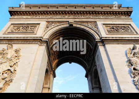 Extreme low angle view du célèbre Arc de Triomphe à Paris, France Banque D'Images
