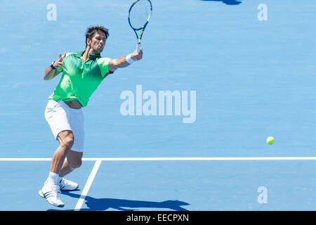 Melbourne, Australie. 16 janvier, 2015. Fernando Verdasco (ESP) en action contre Alex Dolgopolov (UKR) au jour 4 de la 2015 Kooyong Classic tournoi au Kooyong Lawn Tennis Club à Melbourne, Australie. Bas Sydney/Cal Sport Media. Dolgopolov confisqués par Verdasco après un jeu. Credit : Cal Sport Media/Alamy Live News Banque D'Images