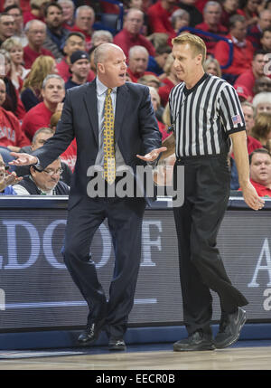 Tucson, Arizona, USA. 15 Jan, 2015. Colorado Buffaloes entraîneur en chef TAD BOYLE parle avec un arbitre pendant le match contre l'Arizona Wildcats au McKale Center le Jeudi, 15 janvier 2015 à Tucson, Arizona Wildcats l'Arizona Colorado Buffaloes battu 68-54. © Ryan Revock/ZUMA/ZUMAPRESS.com/Alamy fil Live News Banque D'Images