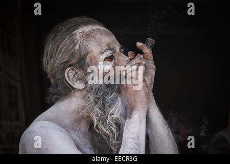 Calcutta, l'état indien du Bengale occidental. 15 Jan, 2015. Un sadhu fume au Gangasagar de Sagar Island, à environ 150 km au sud de Calcutta, capitale de l'Est de l'état indien du Bengale occidental, 15 janvier 2015. Chaque année à la mi-janvier, les pèlerins de toute l'Inde se rassemblent à Gangasagar pour une immersion sainte au confluent de la rivière Ganges et la baie du Bengale. © Zheng Huansong/Xinhua/Alamy Live News Banque D'Images