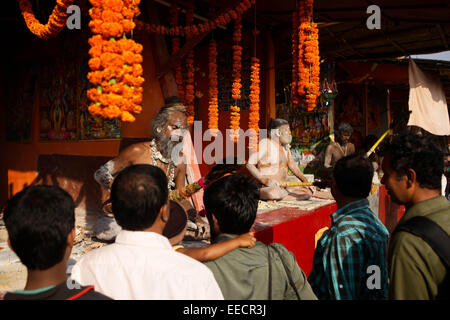 Calcutta, l'état indien du Bengale occidental. 15 Jan, 2015. Les pèlerins hindous viennent à la sadhus de bénédictions à Gangasagar de Sagar Island, à environ 150 km au sud de Calcutta, capitale de l'Est de l'état indien du Bengale occidental, 15 janvier 2015. Chaque année à la mi-janvier, les pèlerins de toute l'Inde se rassemblent à Gangasagar pour une immersion sainte au confluent de la rivière Ganges et la baie du Bengale. © Zheng Huansong/Xinhua/Alamy Live News Banque D'Images